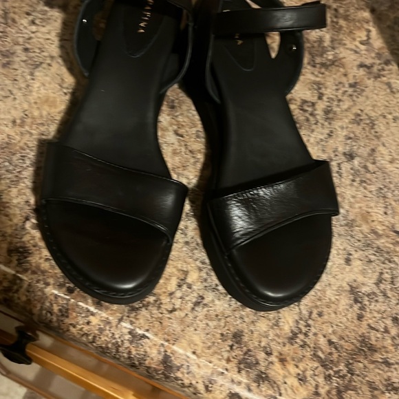 PATINA black leather sandals size 8.5. Excellent condition. Only wore few times - Picture 2 of 7